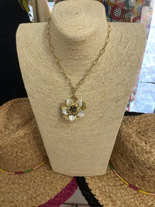 Gold Neckpiece with daisy